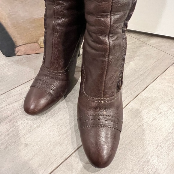 Brown leather boots, heels need to be retouched slightly scratched. - Picture 3 of 5